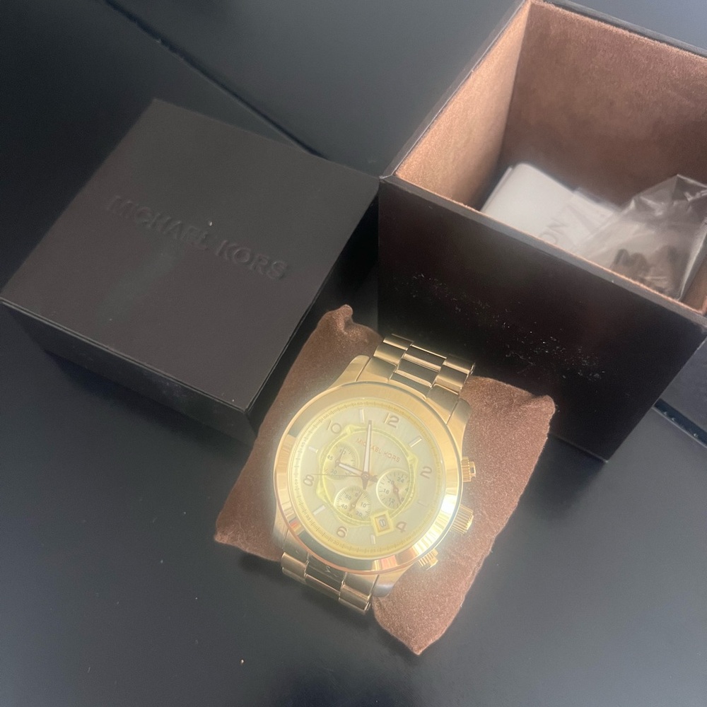 Michael Kors Oversized Slim Runway Gold-Tone
Watch